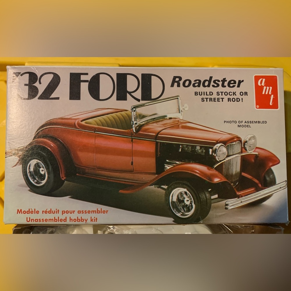 Vintage AMT ‘32 Ford Roadster 1:25 Scale 2 in 1 Model Kit #T150